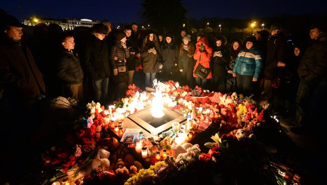 Участники акции у мемориала на Марсовом поле в Санкт-Петербурге в память о погибших в ТЦ Зимняя вишня в Кемерово. Архивное фото