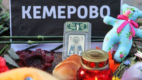 Мемориал у Огня Вечной Славы в Пятигорске в память о погибших при пожаре в торговом центре Зимняя вишня в Кемерове. Архивное фото