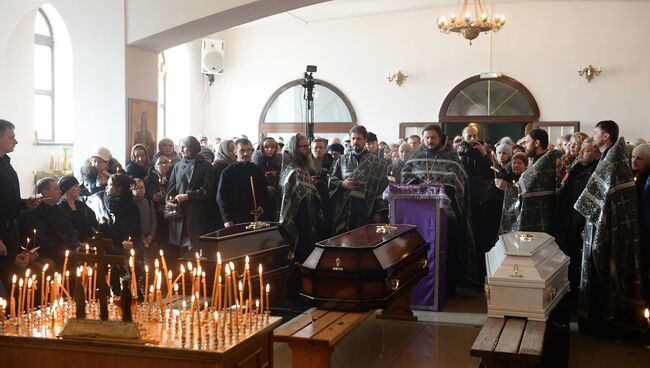 Горожане на панихиде в память о жертвах пожара в торгово-развлекательном центре «Зимняя вишня» в храме Святой Троицы в Кемерово. 28 марта 2018