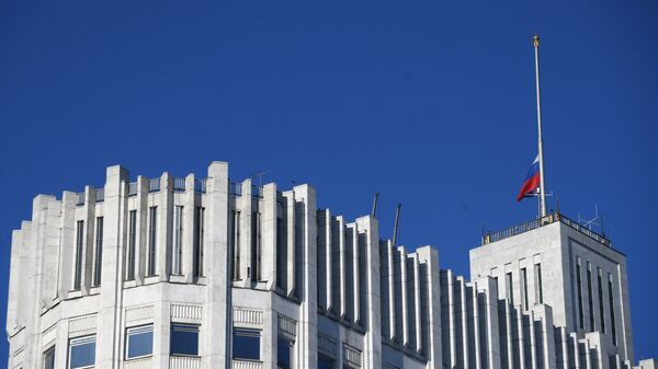 Флаг над Домом Правительства Российской Федерации. Архивное фото