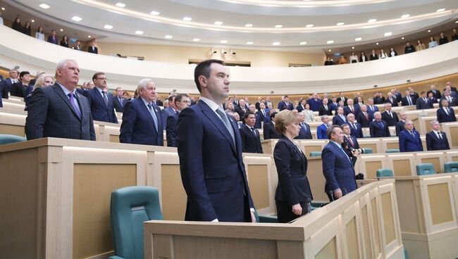 Минута молчания в память о жертвах пожара в ТЦ Зимняя вишня в Кемерово перед началом заседания Совета Федерации РФ. 28 марта 2018