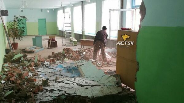Обрушение стены в школе в селе Бобровка Новосибирской области