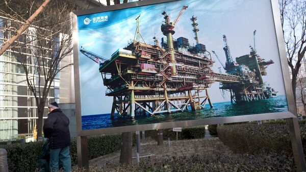 Баннер с изображением китайской нефтяной платформы компании CNOOC в Пекине. Архивное фото