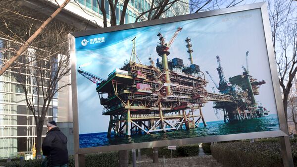 Баннер с изображением китайской нефтяной платформы компании CNOOC в Пекине