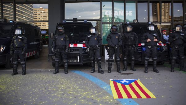 Сотрудники правоохранительных органов в Барселоне во время акции протеста против ареста Карлеса Пучдемона. Архивное фото