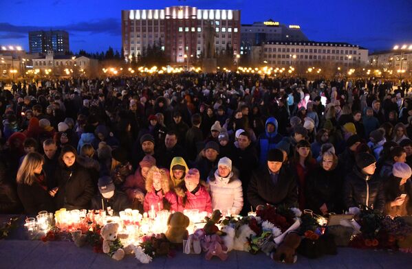 Участники акции на площади Ленина в Чите зажигают свечи в память о погибших при пожаре в торговом центре Зимняя вишня в Кемерово