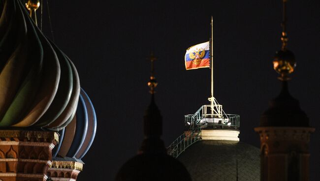 Штандарт президента РФ над зданием Сената в Московском Кремле, приспущенный в память о погибших при пожаре в торговом центре «Зимняя вишня» в Кемерово