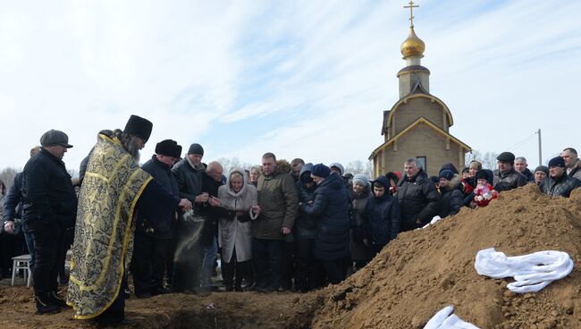 Похороны погибших при пожаре в торговом центре Зимняя вишня в Кемерово. 28 марта 2018