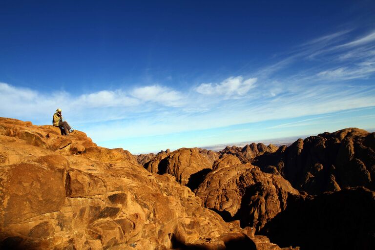 Гид на вершине горы Синай в Египте