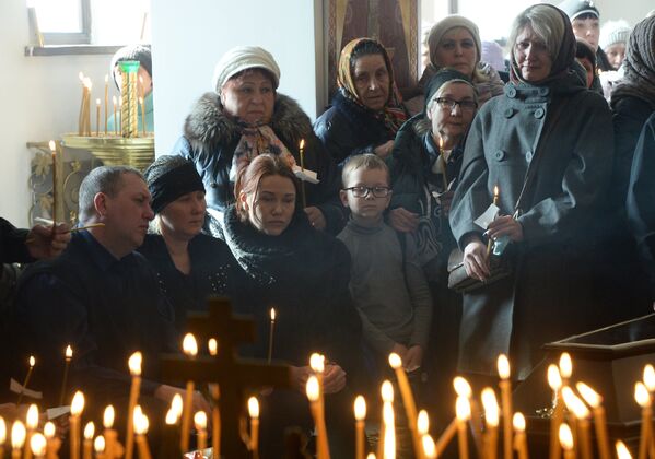 Горожане на панихиде в память о жертвах пожара в торгово-развлекательном центре «Зимняя вишня» в храме Святой Троицы в Кемерово