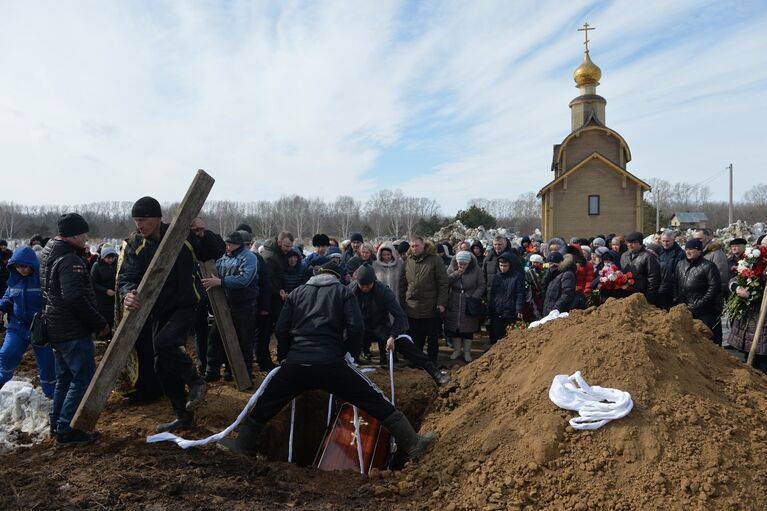 Похороны погибших при пожаре в торговом центре Зимняя вишня в Кемерове