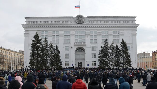 Митинг в память о жертвах пожара в ТЦ Зимняя вишня на площади Советов у здания администрации в Кемерово. 27 марта 2018