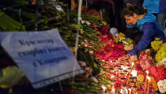 Участники акции в память о погибших при пожаре в торговом центре Зимняя вишня. Архивное фото