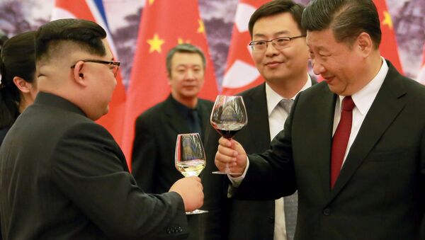 Председатель Китая Си Цзиньпин и лидер КНДР Ким Чен Ын в Пекине. 28 марта 2018