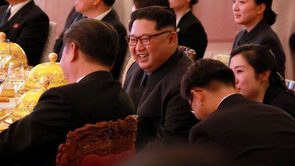 Лидер КНДР Ким Чен Ын во время банкета в Пекине. 28 марта 2018