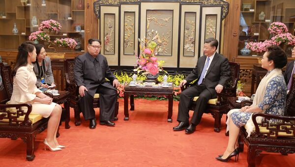 Председатель Китая Си Цзиньпин и лидер КНДР Ким Чен Ын в Пекине. 28 марта 2018