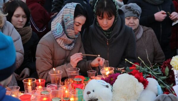 Свечи, цветы и игрушки: в России и за рубежом скорбят по погибшим в Кемерово