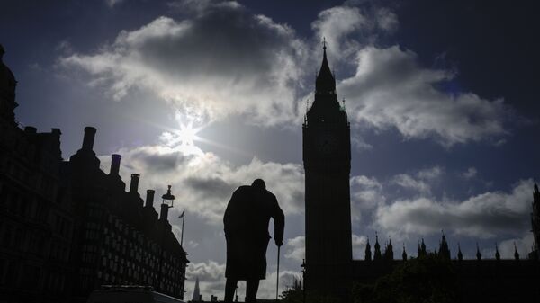 Памятник Уинстону Черчиллю у здания парламента в Лондоне