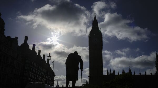 Памятник Уинстону Черчиллю у здания Парламента в Лондоне, Великобритания. Март 2017