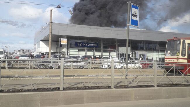 Пожар в здании автосалона на улице Савушкина в Санкт-Петербурге