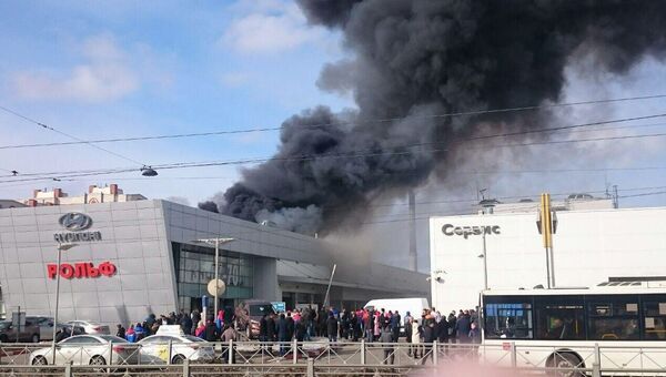Пожар в здании автосалона на улице Савушкина в Санкт-Петербурге