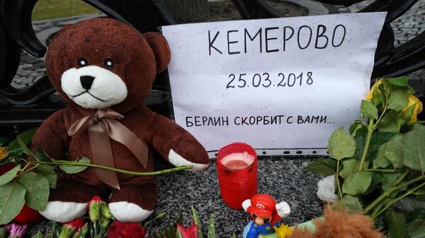 Цветы, свечи и игрушки у посольства России в Берлине в память о погибших в ТЦ Зимняя вишня