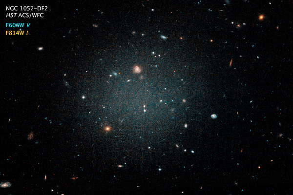 Галактика NGC 1052-DF2 в созвездии Кита, где нет темной материи