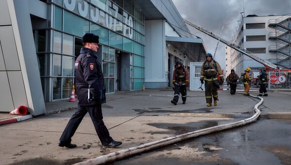 Пожар в здании автосалона на улице Савушкина в Санкт-Петербурге