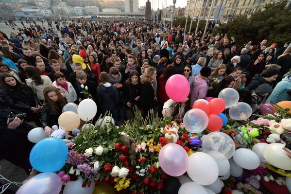 Акция на центральной площади во Владивостоке в память о погибших в ТЦ Зимняя вишня в Кемерово