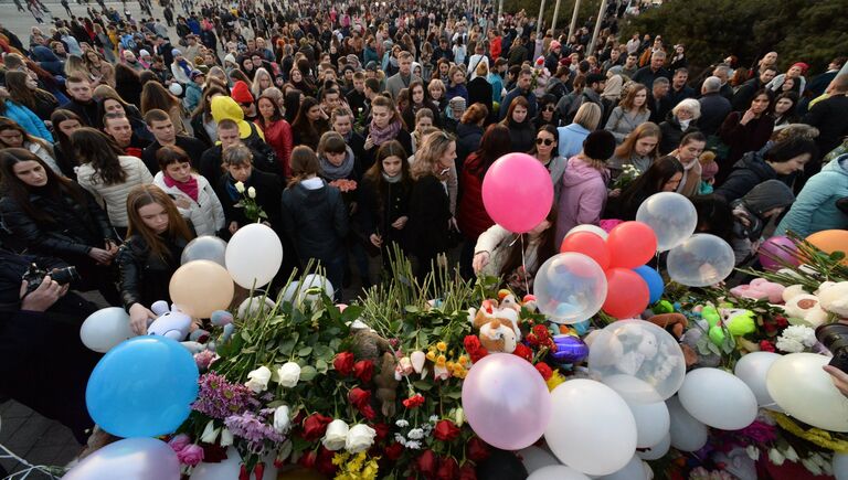 Акция на центральной площади во Владивостоке в память о погибших в ТЦ Зимняя вишня в Кемерово