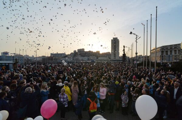 Акция во Владивостоке в память о погибших в ТЦ Зимняя вишня в Кемерово