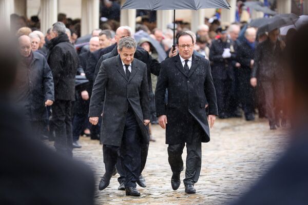 Бывшие президенты Франции Франсуа Олланд и Николя Саркози на церемонии прощания с подполковником жандармерии Арно Бельтрамом в Париже