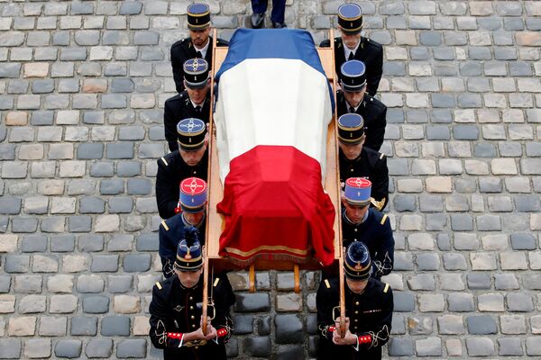 Церемония прощания с подполковником жандармерии Арно Бельтрамом в Париже. 28 марта 2018 года