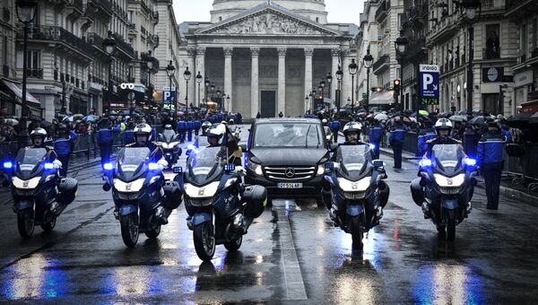 Французские жандармы сопровождают катафалк с телом подполковника жандармерии Арно Бельтрама по пути от Пантеона к Дому Инвалидов в Париже