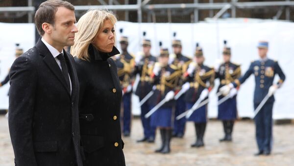 Президент Франции Эммануэль Макрон и его жена Брижит на церемонии прощания с подполковником жандармерии Арно Бельтрамом в Париже. 28 марта 2018 года