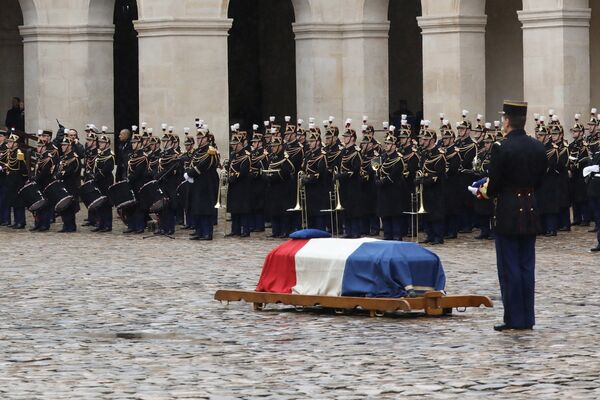 Церемония прощания с подполковником жандармерии Арно Бельтрамом в Париже. 28 марта 2018 года