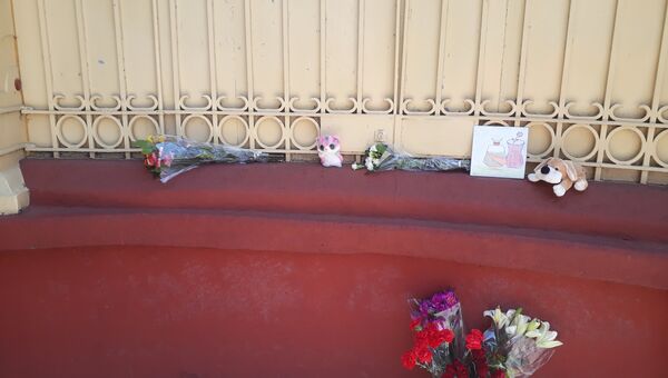 Цветы и игрушки у посольства России в Мексике в память о жертвах пожара в Кемерово