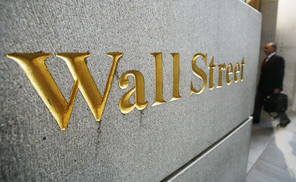 Указатель  Wall Street рядом с Нью-Йоркской фондовой биржей