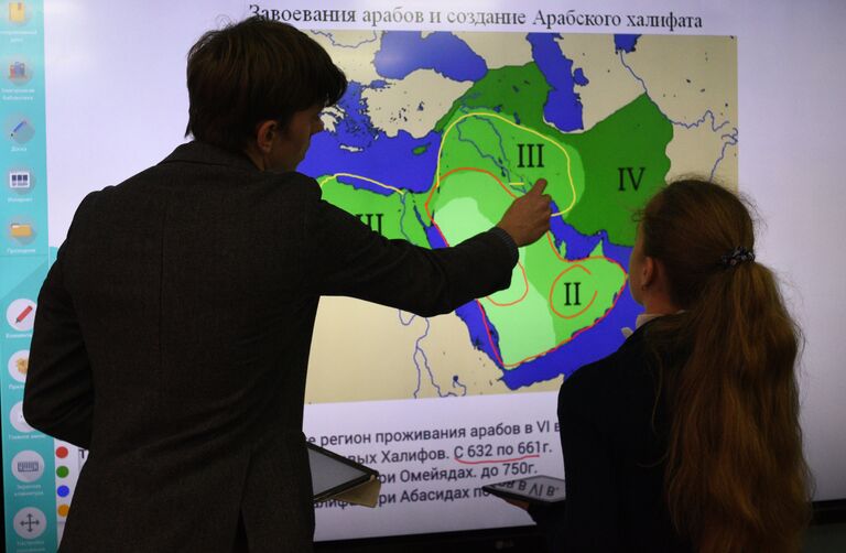 Преподаватель истории и учащиеся школы №1995 города Москвы во время урока Преподаватель истории и учащиеся школы №1995 города Москвы во время урока