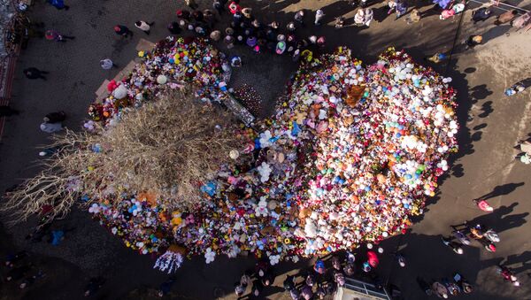 Мемориал из цветов и воздушных шаров в память о жертвах пожара в торгово-развлекательном центре Зимняя вишня в Кемерово. 29 марта 2018