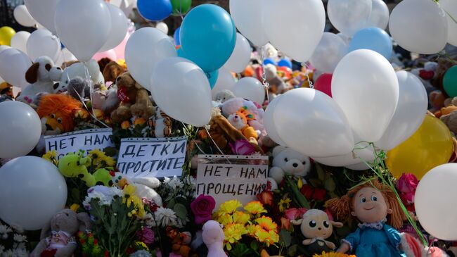 Цветы и воздушные шары в память о жертвах пожара в торгово-развлекательном центре Зимняя вишня в Кемерово. 29 марта 2018