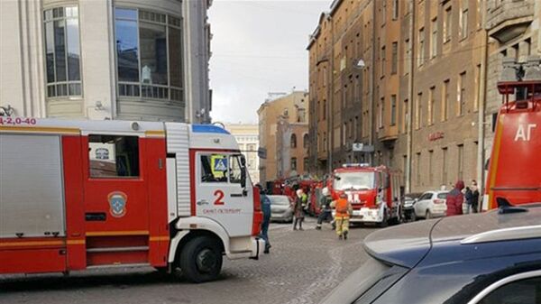 Пожарные машины у Дома ленинградской торговли