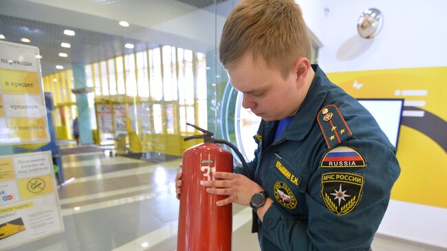 Проверка пожарной безопасности в торгово-развлекательном центре. Архивное фото