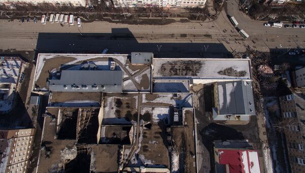 Вид на торгово-развлекательный центр Зимняя вишня в Кемерово. 29 марта 2018