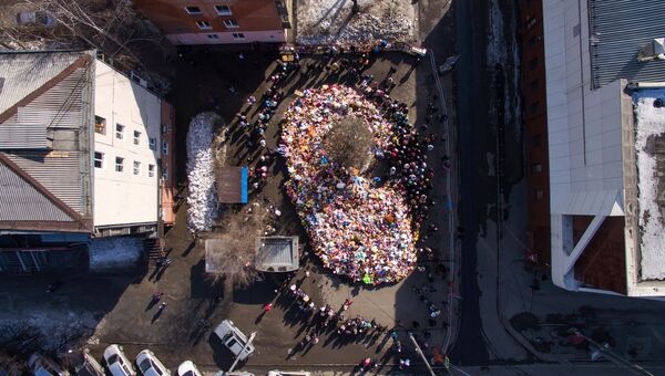 Стихийный мемориал из цветов и воздушных шаров в память о жертвах пожара в торгово-развлекательном центре «Зимняя вишня» в Кемерово. Архивное фото