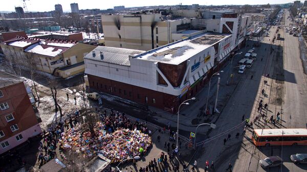Цветы и воздушные шары в память о жертвах пожара в торгово-развлекательном центре Зимняя вишня в Кемерово. 29 марта 2018