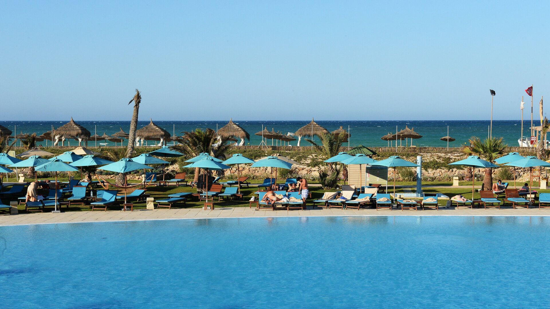 Пляж отеля Sensimar Palm Beach Palace Djerba на острове Джерба в Тунисе. - РИА Новости, 1920, 20.09.2022