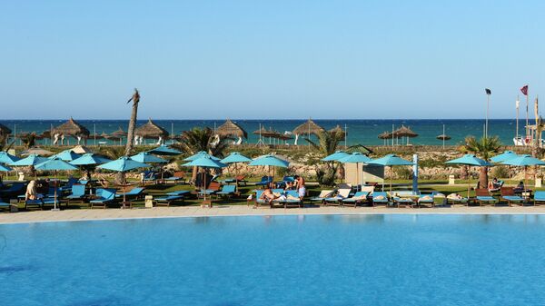 Пляж отеля в Тунисе.