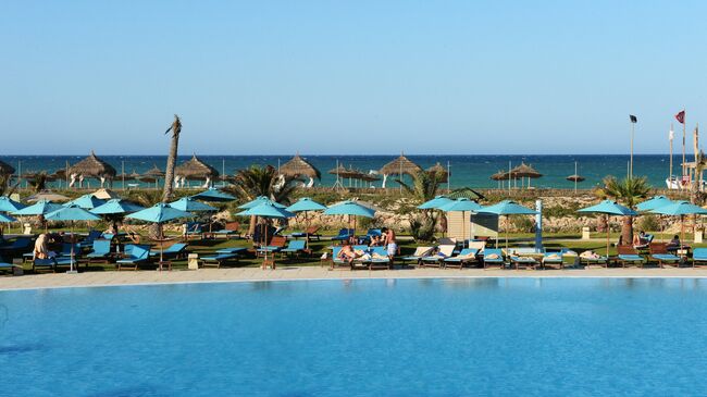 Пляж отеля Sensimar Palm Beach Palace Djerba на острове Джерба в Тунисе.