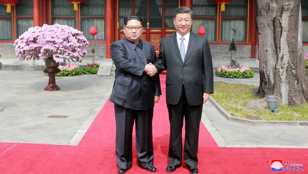 Лидер КНДР Ким Чен Ын с президентом Китая Си Цзиньпином в Пекине